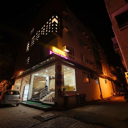 Radical Palace Hotel And Restaurant Lucknow Exteriör bild