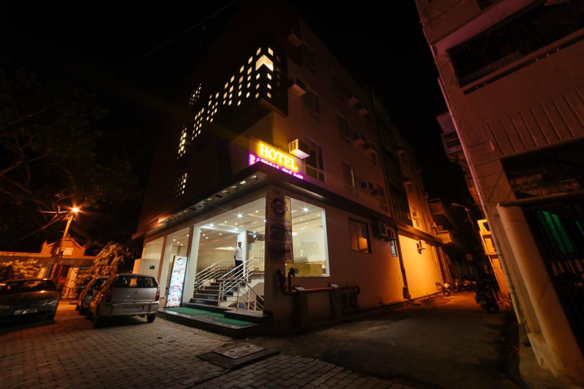 Radical Palace Hotel And Restaurant Lucknow Exteriör bild